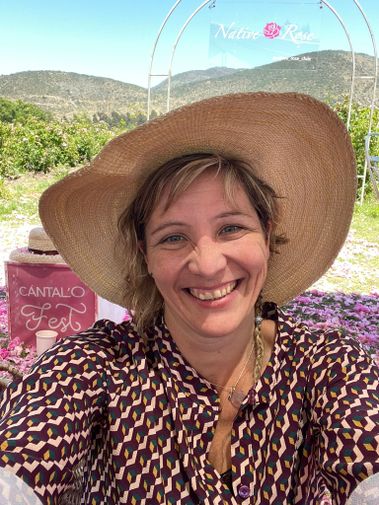 Disfrutando en los campos de rosas