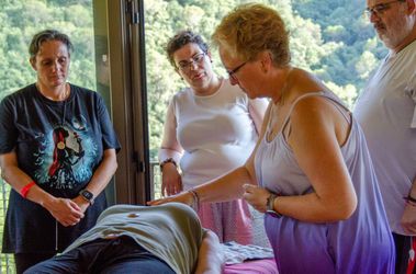 Imagen de personas transmitiendo el Reiki