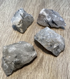 [MI117] Cuarzo turmalinado en bruto mediano  precio unidad